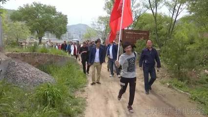县文联开展“到人民中去”文艺扶贫志愿服务活动 摄影扩印服务温暖乡村